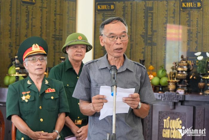 Ông Sự, em trai liệt sĩ Quân, đọc lời cảm tạ và sẻ chia của người mẹ tại lễ truy điệu. Ảnh: Hoàng Anh