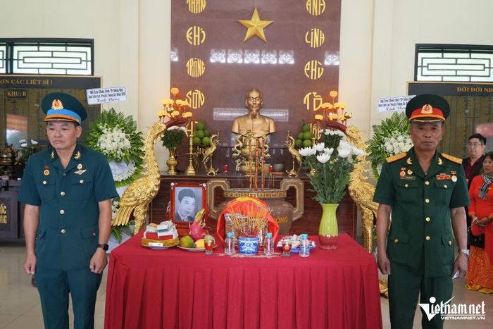 Lễ truy điệu và tiễn đưa hài cốt liệt sĩ Trần Hữu Quân về quê nhà Ninh Bình. Ảnh: Hoàng Anh