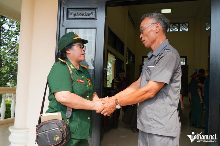 Ông Sự cảm ơn các cựu chiến binh đã hỗ trợ hoàn tất các thủ tục để đưa hài cốt liệt sĩ Trần Hữu Quân về quê nhà. Ảnh: Hoàng Anh