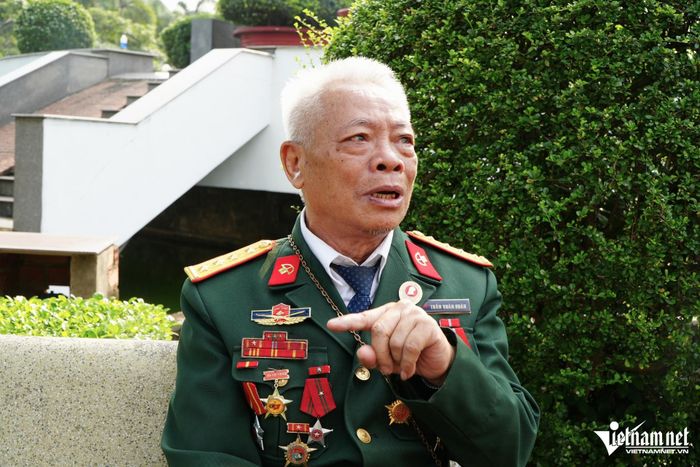 Ông Huân không giấu được xúc động khi chia sẻ về người đồng đội của mình đã hy sinh vì Tổ Quốc. Ảnh: Hoàng Anh