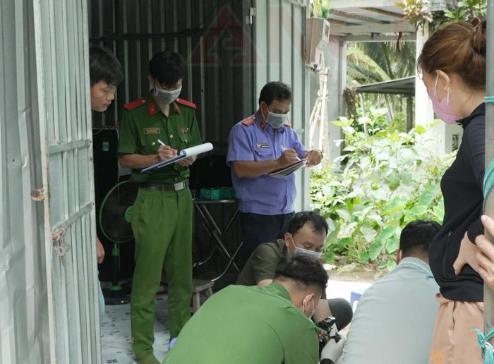 Cơ quan điều tra tiến hành khám nghiệm hiện trường. Ảnh: Công an TP Cần Thơ 