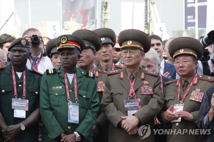 Cựu Thứ trưởng Quốc phòng Triều Tiên Yun Tong-hyon (thứ 2 từ bên phải) lúc sinh thời. Ảnh: Yonhap