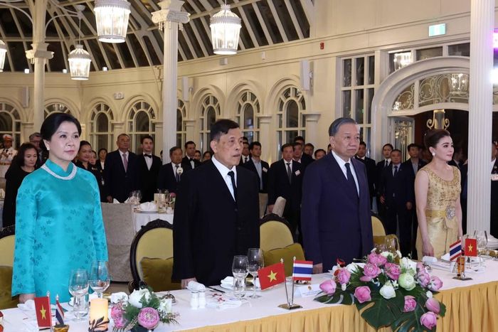 Tổng Bí thư, Chủ tịch nước Tô Lâm và phu nhân Ngô Phương Ly cùng Nhà Vua Thái Lan Maha Vajiralongkorn và Hoàng hậu Suthida thực hiện nghi thức chào cờ. Ảnh: TTXVN