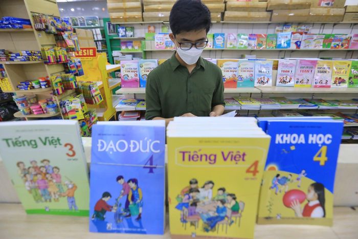 Bộ sẽ rà soát, đề xuất hoàn thiện cơ chế quản lý sách giáo khoa theo hướng xác định đây là sản phẩm, dịch vụ công, mặt hàng thiết yếu đặc thù. (Ảnh minh họa) 