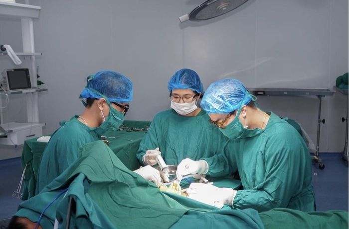 Ê-kíp Khoa Ngoại Chấn thương phẫu thuật lấy dị vật, kiểm soát tổn thương