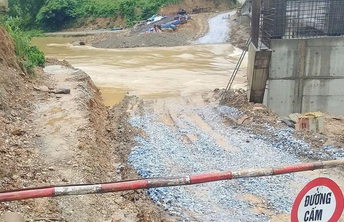 Người dân được yêu cầu không di chuyển qua vùng nguy hiểm