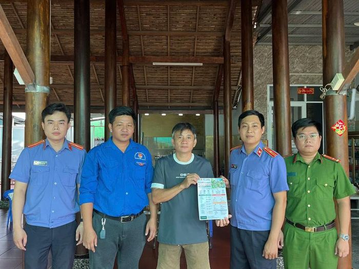 Tuyên truyền, phổ biến pháp luật về bảo vệ động vật hoang dã đến các hộ kinh doanh.