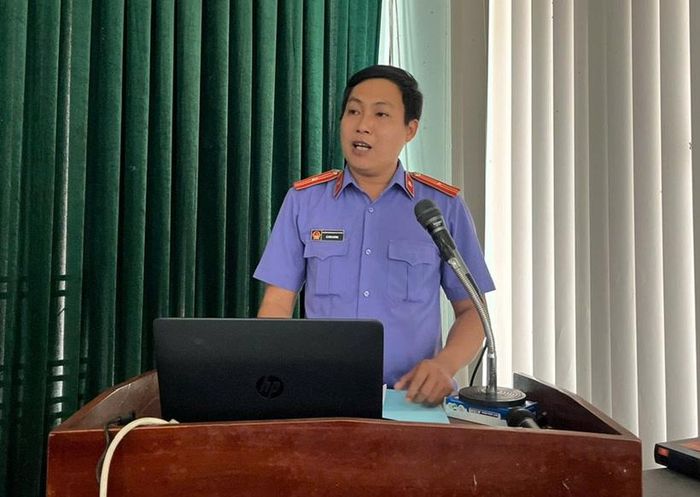 Kiểm sát viên Lê Minh Dương, VKSND khu vực 12, tỉnh Tây Ninh tuyên truyền pháp luật về bảo vệ động vật hoang dã.