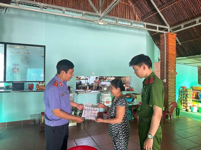 Tuyên truyền, phổ biến pháp luật về bảo vệ động vật hoang dã đến các hộ kinh doanh.