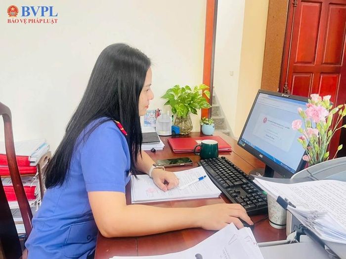  Cán bộ chăm chú thực hiện phần thi của mình.