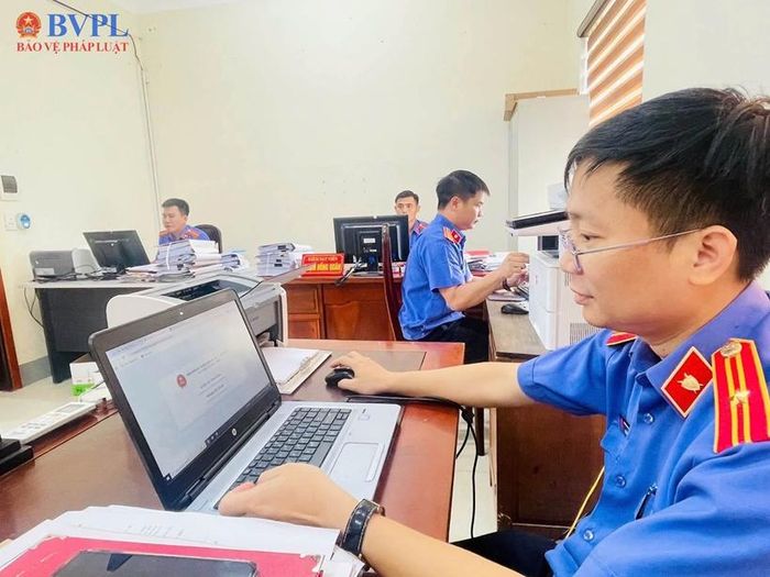  Cán bộ, công chức làm bài thi trực tuyến.