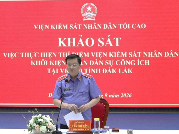 Đồng chí Trần Thế Kính, Kiểm sát viên VKSND tối cao, Vụ trưởng Vụ Kiểm sát án dân sự (Vụ 9), Phó Trưởng Đoàn khảo sát chủ trì buổi làm việc.