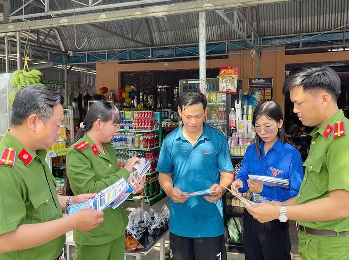 Công an TP Cần Thơ tuyên truyền về lợi ích của định danh điện tử mức 2 đến người dân.