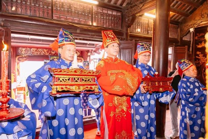 Các nghi lễ truyền thống được thực hiện trang nghiêm tại lễ hội Đền Cửa Ông. Ảnh CTV