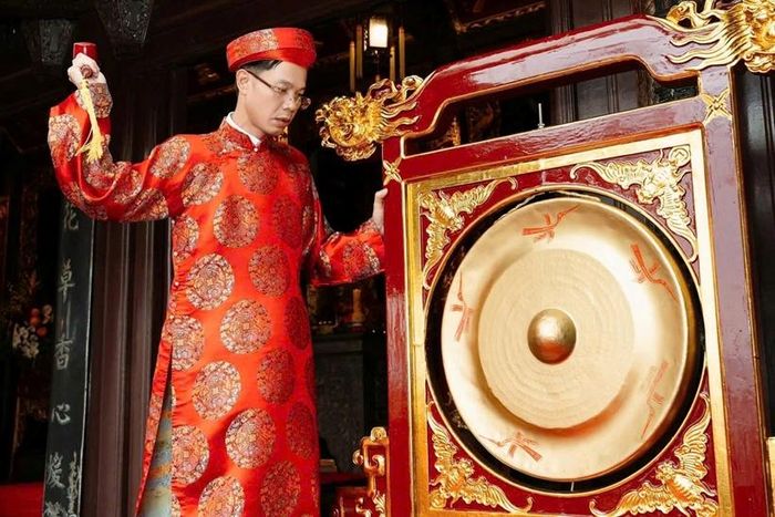 Lãnh đạo phường Cửa Ông thực hiện nghi thức đánh trống, đánh chiêng tại lễ hội Đền Cửa Ông. Ảnh CTV
