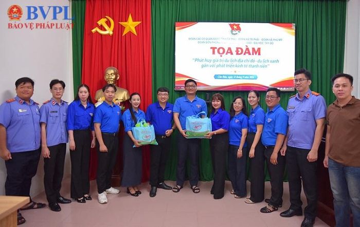  Đoàn viên Chi đoàn VKSND tỉnh Cà Mau tại tọa đàm phát triển du lịch xanh.