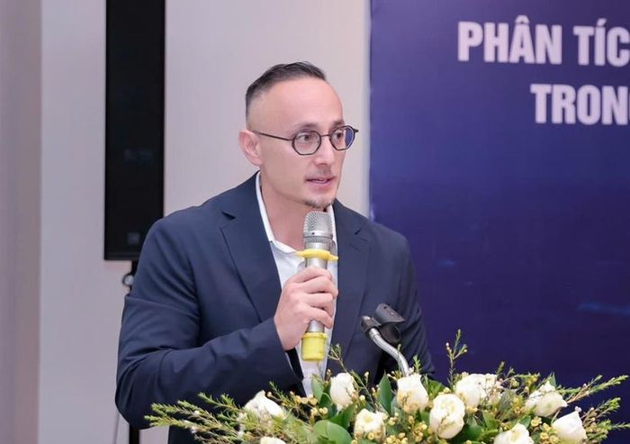 Ông Vincent Huu Nguyên, chuyên gia quốc tế của UNODC trình bày chuyên đề tại khóa tập huấn.