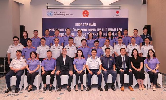 Các đại biểu chụp ảnh lưu niệm.