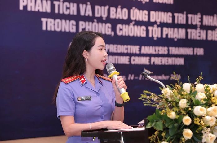 Đồng chí Hoàng Thị Thúy Hòa, Phó Vụ trưởng Vụ 13, VKSND tối cao phát biểu khai mạc.