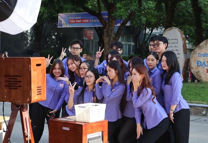 Với thông điệp “Hò vui hết mình - Hình đẹp hết nấc”, photobooth đã ghi nhận hơn 300 lượt chụp ảnh, lưu giữ những khoảnh khắc vui tươi của sinh viên.