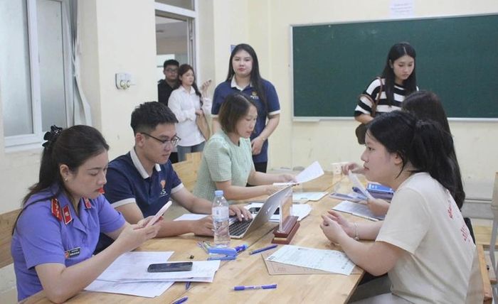Các tân sinh viên tiến hành làm các thủ tục nhập học.