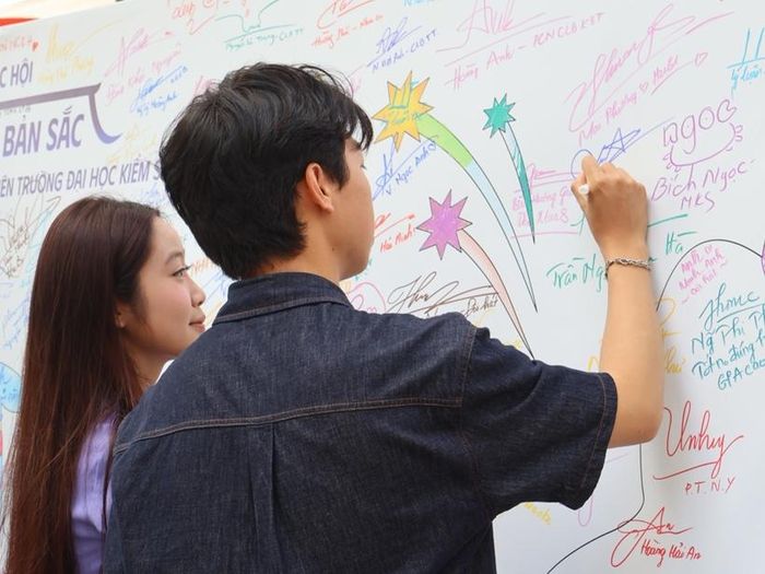  Sinh viên Trường Đại học Kiểm sát tham gia ký tên, tô màu.