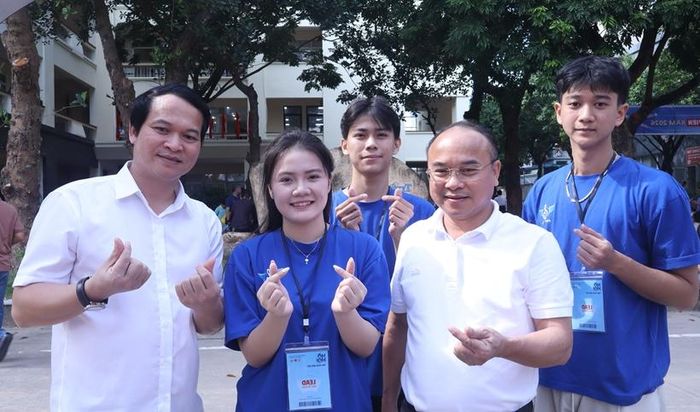 TS. Nguyễn Văn Khoát - Hiệu trưởng Trường Đại học Kiểm sát tham gia trải nghiệm hoạt động photobooth cùng các sinh viên.