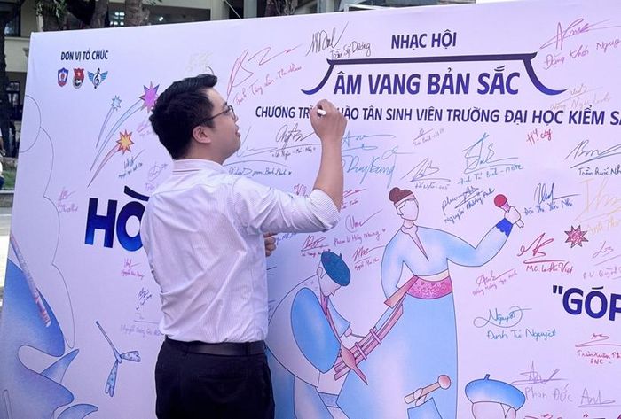 Đồng chí Trần Sỹ Dương - Phó Bí thư Đoàn Thanh niên VKSND tối cao, Bí thư Đoàn Thanh niên Trường Đại học Kiểm sát tham gia ký tên, tô màu.