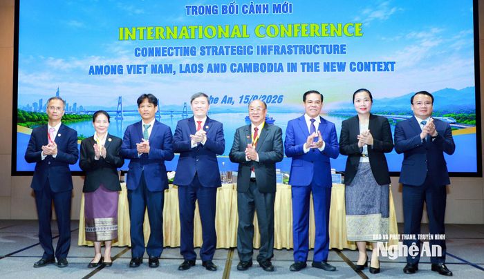 Lãnh đạo 3 đoàn Việt Nam, Lào, Campuchia và tỉnh Nghệ An chụp ảnh lưu niệm bên lề hội thảo. Ảnh: Thành Duy