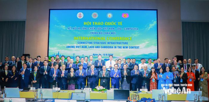 Các đại biểu dự hội thảo chụp ảnh lưu niệm. Ảnh: Thành Duy
