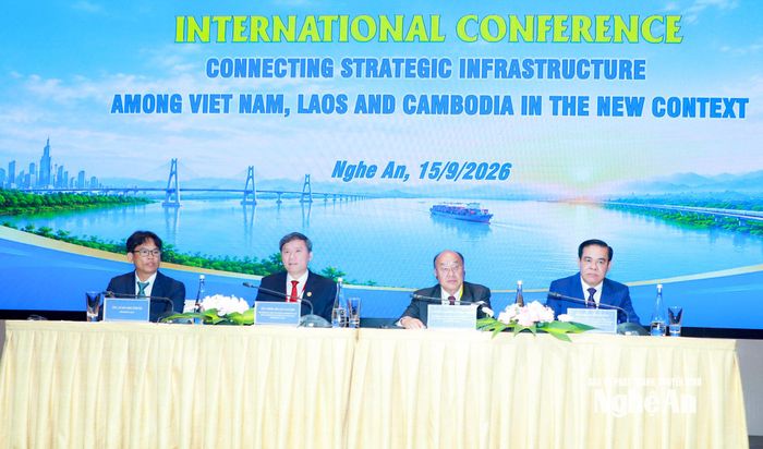 Các đồng chí chủ trì phiên khai mạc. Ảnh: Thành Duy