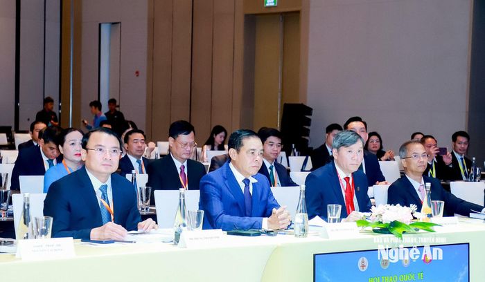 Các đồng chí lãnh đạo Viện Hàn lâm Khoa học xã hội Việt Nam và tỉnh Nghệ An dự hội thảo. Ảnh: Thành Duy