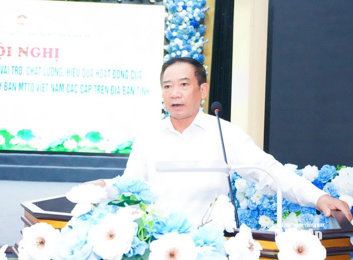 Chủ nhiệm Hội đồng tư vấn về Dân chủ, giám sát và phản biện xã hội, Uỷ ban MTTQ Việt Nam tỉnh Hồ Bá Võ trao đổi kinh nghiệm hoạt động góp ý và phản biện xã hội về các văn bản từ các cấp. Ảnh: Mai Hoa