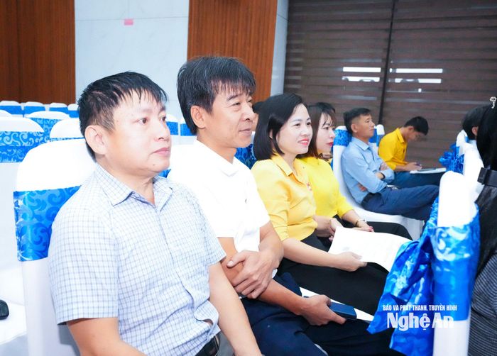 Các thành viên Hội đồng tư vấn cấp tỉnh và cán bộ Mặt trận cấp xã tham gia hội nghị. Ảnh: Mai Hoa
