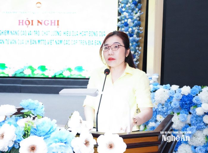 Trưởng ban Giám sát và phản biện xã hội, Uỷ ban MTTQ Việt Nam tỉnh Nguyễn Thị Thanh Hoà báo cáo tình hình hoạt động của Hội đồng và Ban tư vấn thời gian qua. Ảnh: Mai Hoa