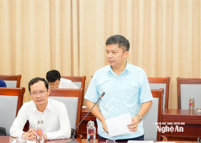 Phó Giám đốc Sở Y tế Nguyễn Văn Nam phát biểu góp ý về nguồn nhân lực, hạ tầng của ngành Y tế. Ảnh: T.L