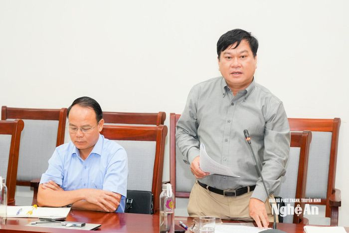 Phó Giám đốc Sở Dân tộc và Tôn giáo Lương Văn Khánh góp ý nội dung đề án, nghị quyết cần bám sát văn bản mới để xây dựng các chỉ tiêu phù hợp với thực tiễn. Ảnh: T.L