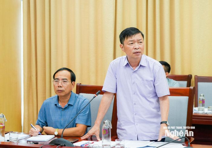 Phó Giám đốc Sở Tài chính Hồ Việt Dũng báo cáo nội dung của đề án, nghị quyết. Ảnh: T.L