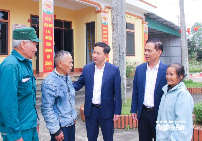 Cán bộ xã Giai Xuân nắm bắt tâm tư, nguyện vọng của người dân. Ảnh: Mai Hoa