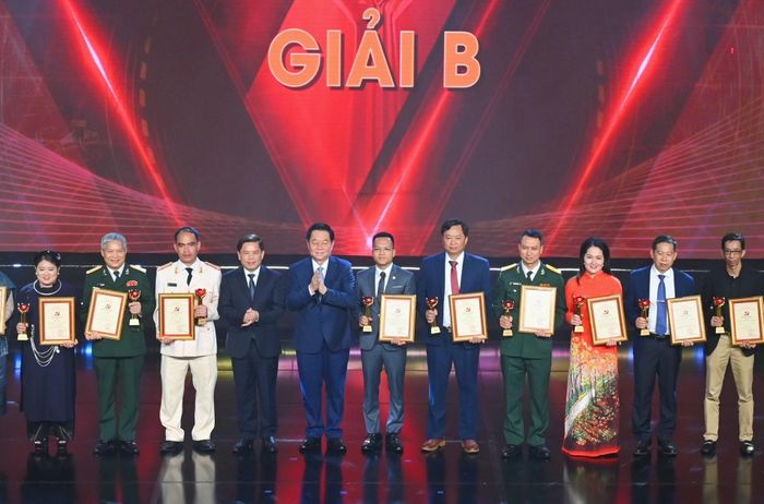Trao giải B Cuộc thi chính luận về bảo vệ nền tảng tư tưởng của Đảng cho các tác giả đạt giải. Ảnh tư liệu: Thành Cường