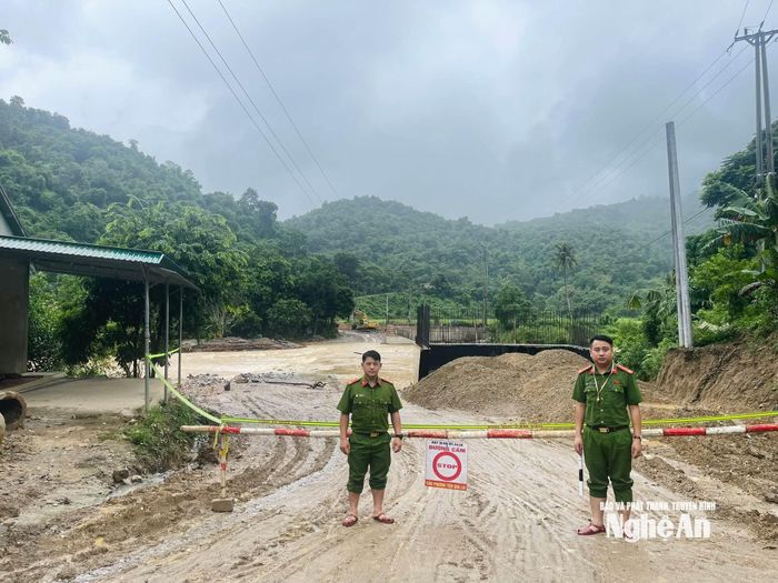 Lực lượng chức năng xã Tam Thái túc trực, nghiêm cấm việc người dân qua cầu tràn lúc nước dâng cao. Ảnh: P.V