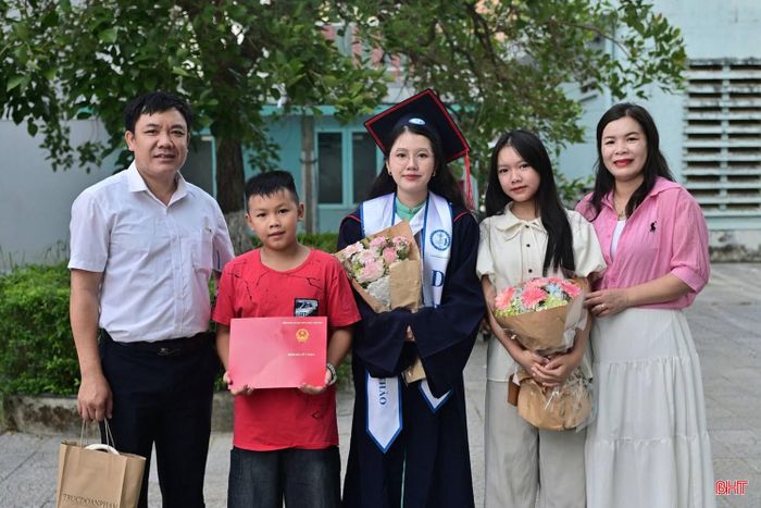 Gia đình có mặt chia sẻ niềm vui với Phương Thảo trong ngày cô nhận bằng tốt nghiệp loại Giỏi Bác sĩ Y khoa tại Trường Đại học Y - Dược, Đại học Huế.