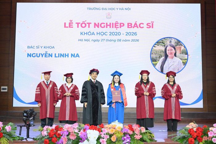 Nguyễn Linh Na nhận bằng tốt nghiệp Bác sĩ Y khoa tại Trường Đại học Y Hà Nội.