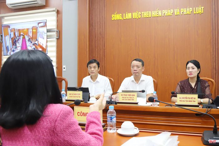 Chủ tịch UBND tỉnh Phan Thiên Định nghe công dân trình bày kiến nghị.