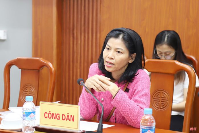 Công dân Hồ Thị Thanh Thư (xã Hương Đô) trình bày kiến nghị.