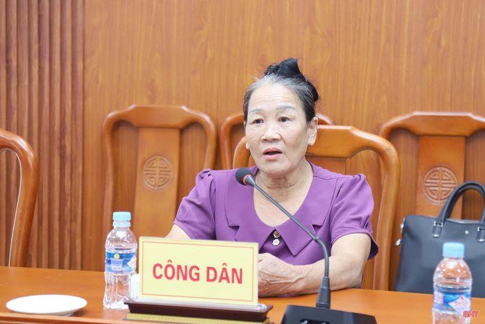 Công dân Nguyễn Thị Mận (xã Hương Khê) trình bày đề nghị.