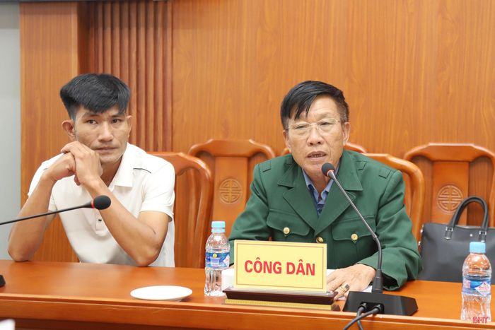 Công dân Nguyễn Tiến Ngợi (xã Kỳ Anh) trình bày kiến nghị.
