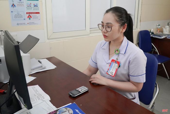 Điều dưỡng Nguyễn Thị Mỹ Song thường xuyên nhận những cuộc gọi không có nội dung hoặc lẫn tạp âm tới Tổng đài 115 Hà Tĩnh.