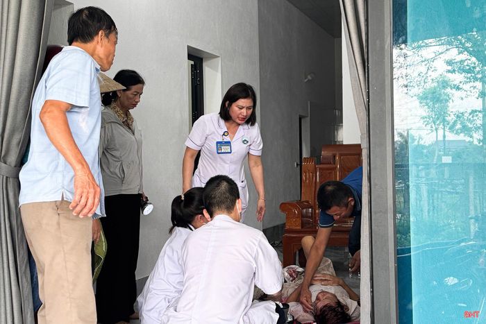 Tổ cấp cứu ngoại viện xử lý vết thương ngay tại nhà bệnh nhân trước khi đưa lên xe cấp cứu để đến BVĐK tỉnh Hà Tĩnh.