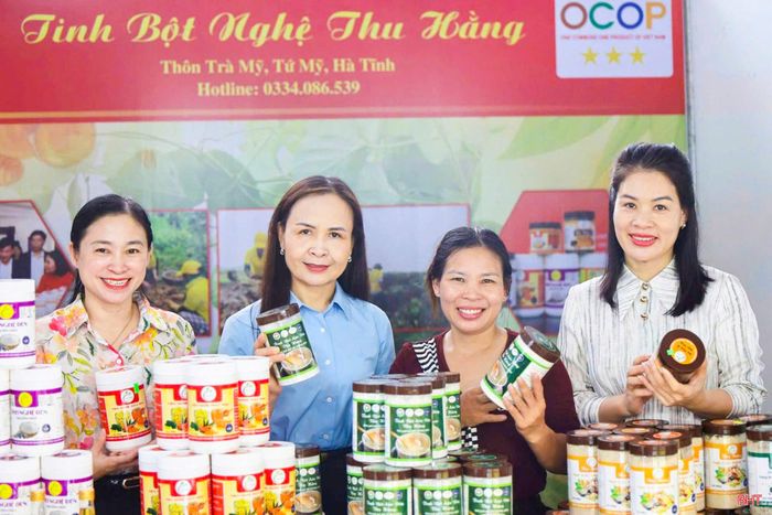 Chị Võ Thị Thu Hằng (thứ 2 từ phải qua) phấn khởi khi sản phẩm HTX được Hội LHPN tỉnh chọn giới thiệu trong chương trình "Mỗi sản phẩm một câu chuyện).